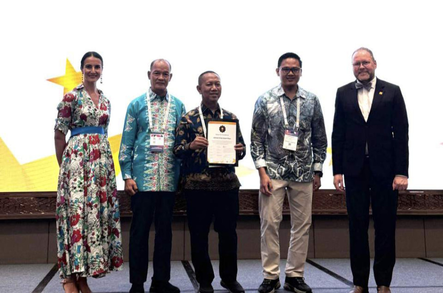 Usai Raih Akreditasi Unggul, Rektor UIR Terima Sertifikat QS Rated Excellent Bintang 3 di Macau