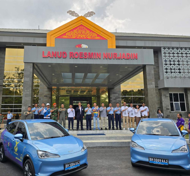 PLN Akselerasi Ekosistem Kendaraan Listrik, Taksi Listrik Pertama di Sumatera Resmi Hadir di Bandara SSK II Pekanbaru