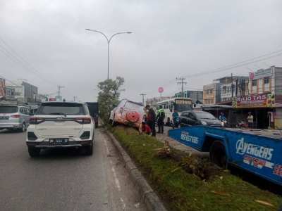 Hilang Kendali, Toyota Rush Tabrak Pohon Median Jalan Soebrantas Pekanbaru