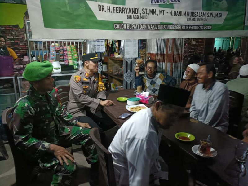 Sambil Menikmati Kopi di Malam Hari, Kapolsek Tembilahan Hulu Turut Ajak Warga Sukseskan Pilkada