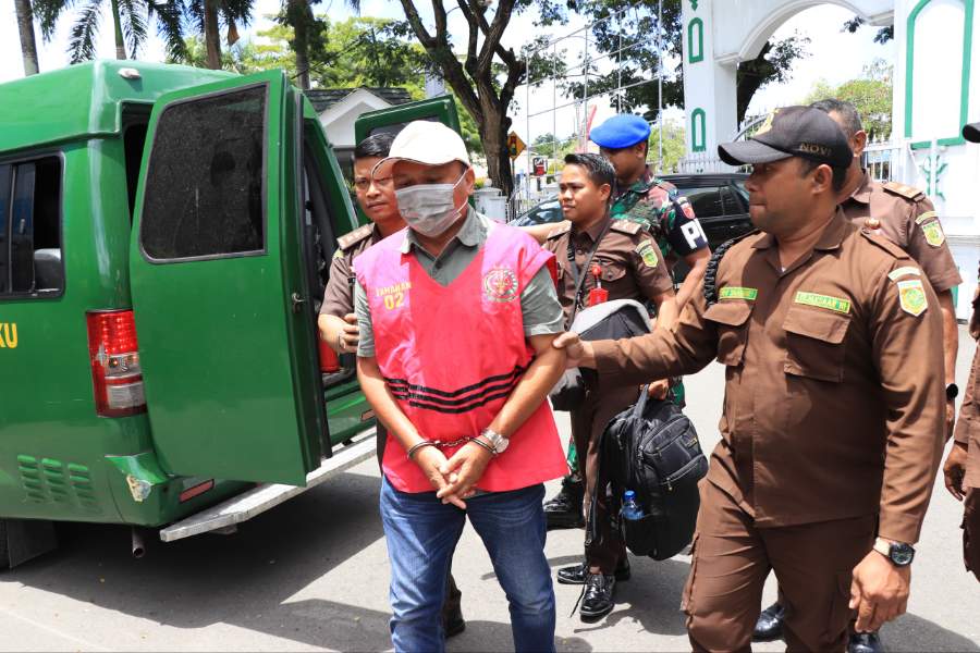 Turun dari Pesawat, Kontraktor Pembangunan Pasar Diamankan Tim Kejati Maluku