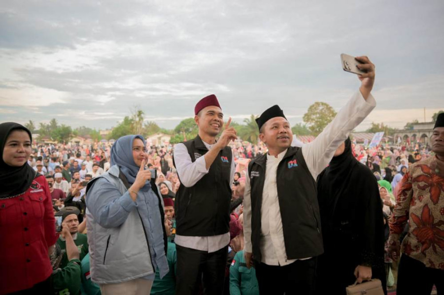 Tabligh Akbar, Cagubri Abdul Wahid dan Cabup Bengkalis Satu Panggung Bersama UAS di Duri