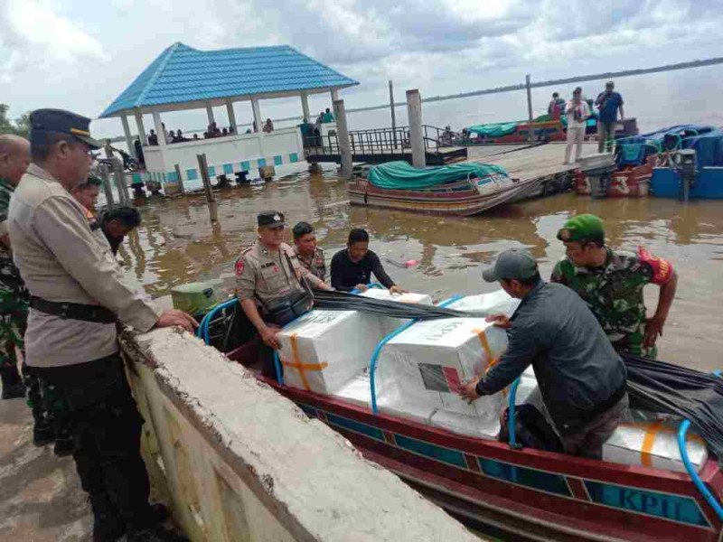 Polri dan TNI di Kuindra Kawal Ketat Pergeseran Logistik Pilkada 2024 Menuju PPS Desa Perigi Raja