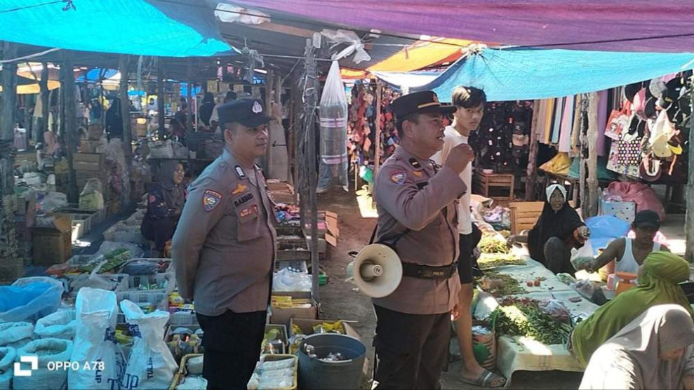 Sambangi Pasar Tradisional Sintong, Sat Binmas Polres Rohil Himbau Masyarakat Tidak Terprovokasi Berita Hoax Pilkada 2024