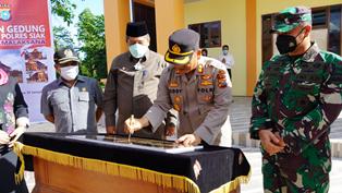 Alfedri Resmikan Gedung Serbaguna Polres Siak, AKBP Doddy Bubuhkan Tandatangan di Prasasti