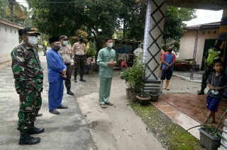 Babinsa Koramil 03/Siak Dampingi Kegiatan Pengambilan Sample Swab Massal 