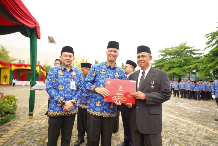 Presiden Prabowo Anugerahi Puluhan PNS PUPR Riau dengan Tanda Kehormatan