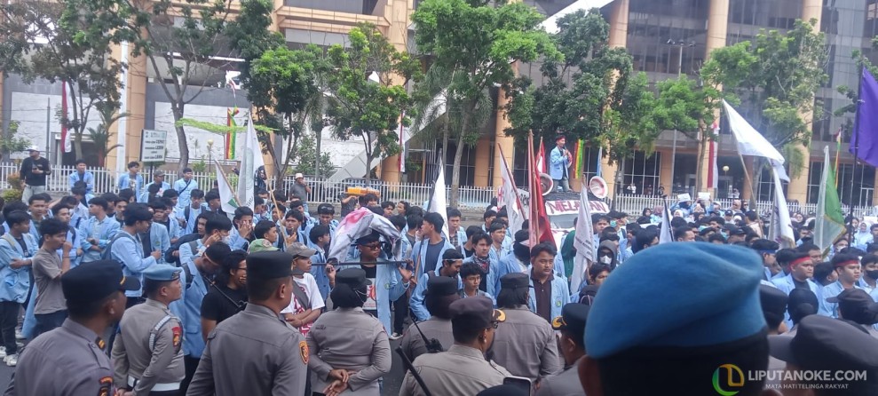Ratusan Mahasiswa Unri Kepung Kantor Gubernur Riau, Tuntut Pencairan Beasiswa