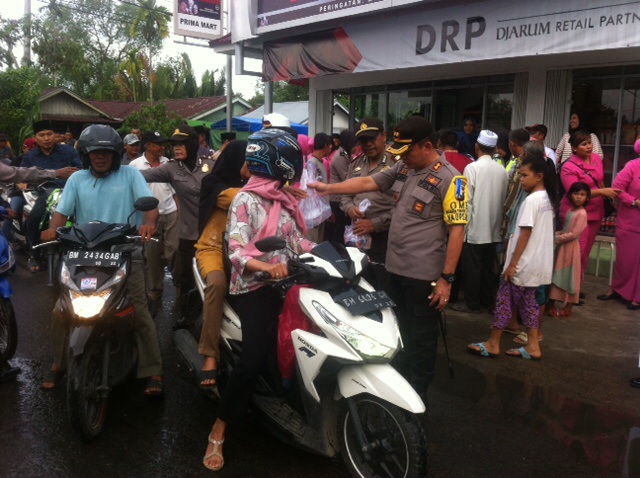 Saat Bagi-Bagi Takjil, Kapolres Inhil Imbau Masyarakat Patuh Berlalu Lintas