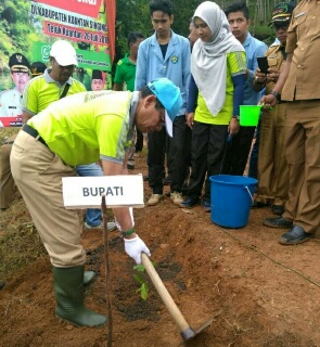 Bupati Kuansing Bersama Mahasiswa KKN UNRI Tanam Seribu Pohon Di Hulu Sungai Petapahan