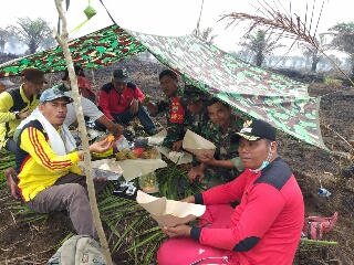 Forum Kades Kecamtan Kuala Cenaku Padamkan Api di Desa Pulau Gelang