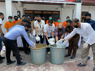 Polda Riau Musnahkan Barang Bukti 18 Kg Sabu Hasil Pengungkapan Jaringan Internasional