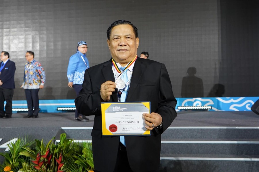 Pecah Rekor! Plt Gubernur Riau SF Hariyanto Raih Gelar ASEAN Engineer di CAFEO ke-44 Bandung