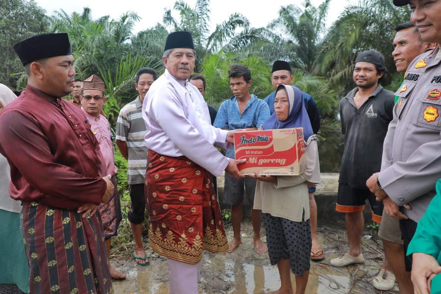 Bupati Alfedri Temui Warga Terdampak Banjir di Teluk Lancang