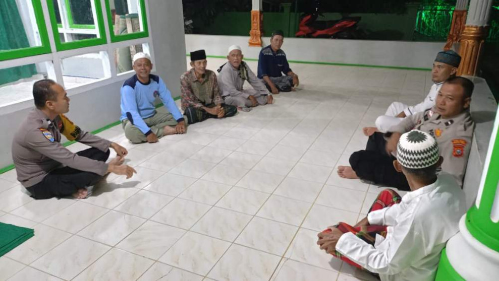 Sambangi Masjid Nurul Hasanah, Polsek Tandun Sampaikan Pesan Pilkada Damai ke Jamaah