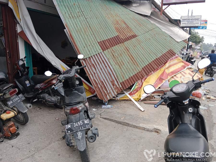 Salah Injak Pedal, Ya Olo Ya Olo! Minibus Seruduk Warung, Lontong Bude Berserakan