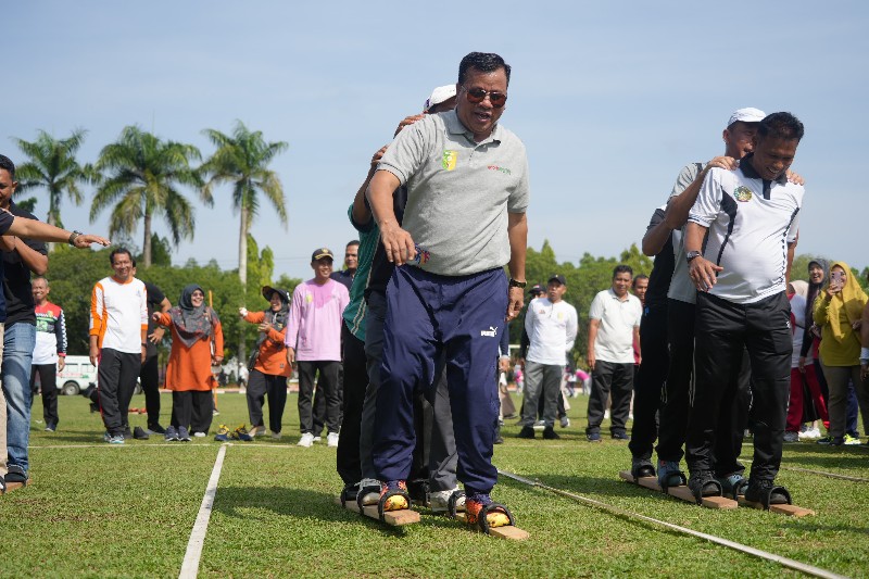 Senam Massal Sempena Hari Guru, Bupati Ikut Ramaikan Lomba Terompa Panjang