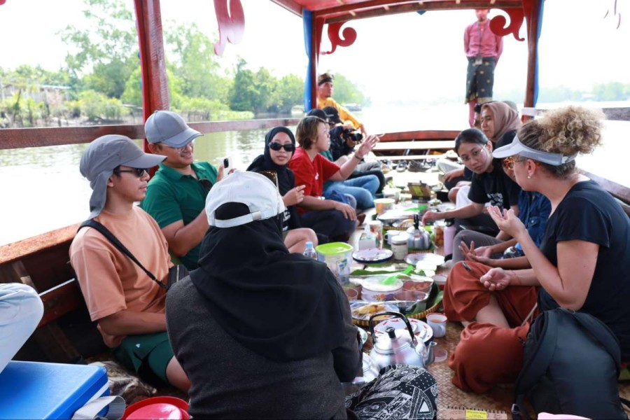 Konsep Menarik, Wisata 'Susur Sungai dan Makan Beghanyut' Pengalaman Menyenangkan