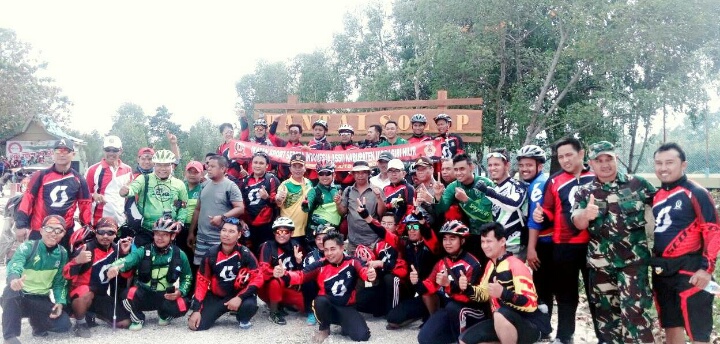 Kang Andik Pesepeda Keliling Indonesia sampai di Eko Wisata Magrove Pantai Solop