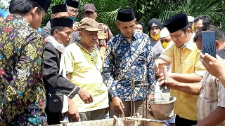 Bangun Surau bersama Warga di Lubuk Kebun LTD, Masyarakat Doakan Andi Putra Jadi Bupati