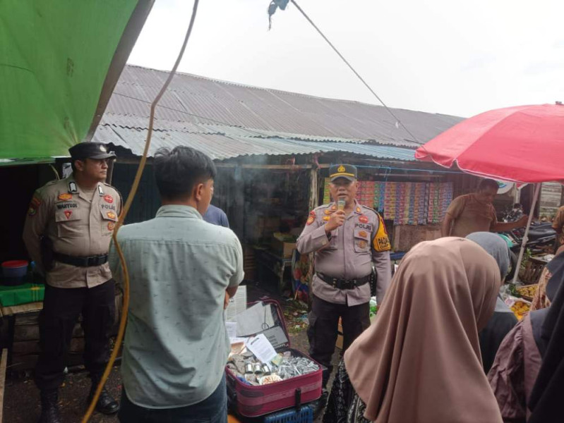 Kapolsek Tempuling Berikan Arahan kepada Warga Pasar Sungai Salak Pasca Pilkada 2024