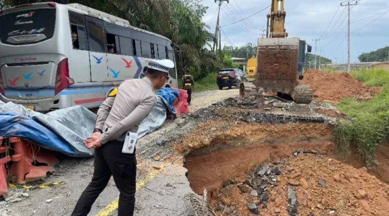 Amblas Lagi, Jalur Lintas Riau Sumbar Kembali Buka Tutup