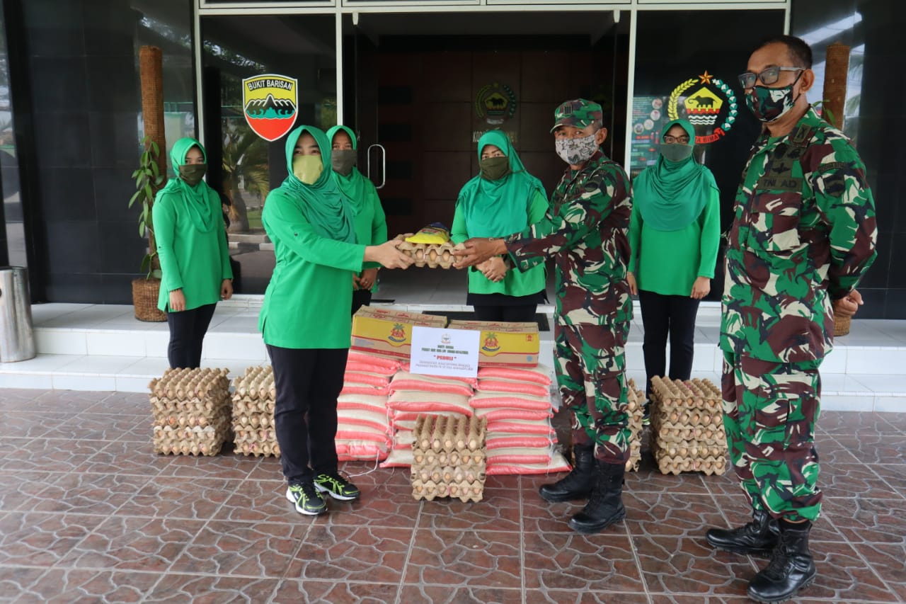 Melalui Babinsa, Persit Kartika Candra Kirana Kodim Inhil Beri Bantuan Sembako kepada Masyarakat