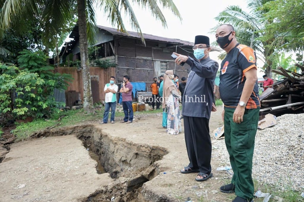 Bupati Inhil Tinjau Longsor di Tembilahan Hulu