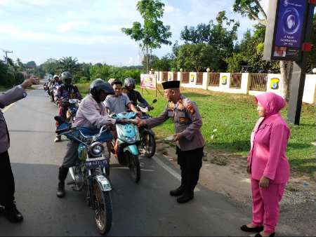 Polsek Lirik Inhu Berbagi Takjil Gratis, Ada Bubur Candil Hingga Kolak Serabi