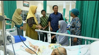 Bupati Inhil Sambangi Balita Pengidap Hepatitis Kulit