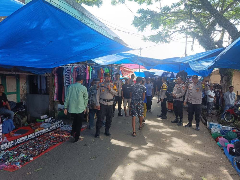 Kapolsek Tempuling Gunakan Mikrofon Sampaikan Himbauan di Pasar Sungai Salak Pasca Pilkada 2024