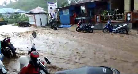 Masyarakat Kalang Kabut, Kawasan Kaki Gunung Singgalang Sumbar Diterjang Air Bah