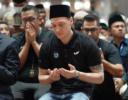 Jamaah Masjid Istiqlal Lantunkan Shalawat Badar, Mesut Ozil pun Terpukau