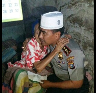 Wakapolresta Pekanbaru & Camat Tenayan Raya Sambangi Warga Miskin 