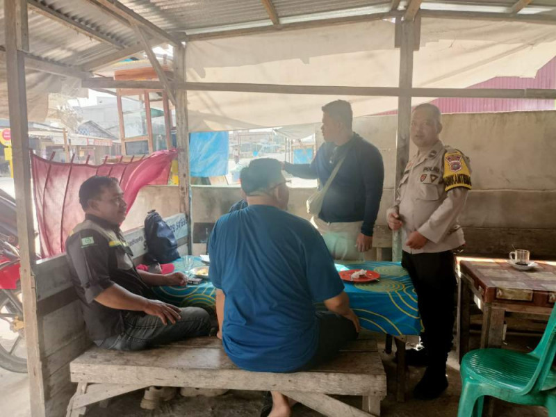 Bhabinkamtibmas Sambangi Warga Ciptakan Situasi Aman Pasca Pilkada di Kampung Rawang Kao Barat