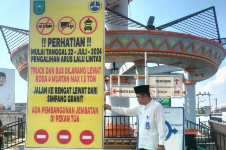 PUPR Riau Perbaiki Jalan Desa Pekan Tua Inhil, Arus Jalan Alihkan