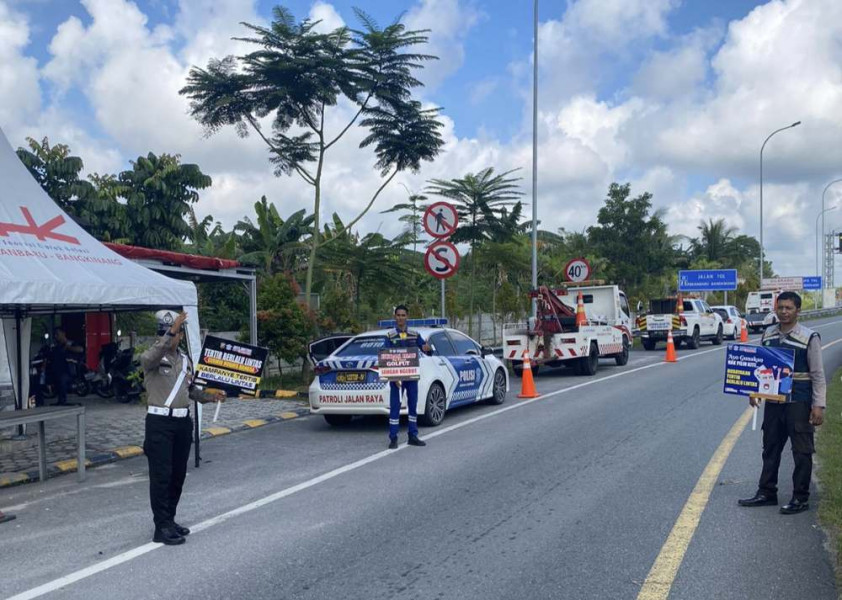 Ditlantas Polda Riau Edukasi Pengguna Jalan Tol Tertib Berlalu Lintas dan Pilkada Damai 2024