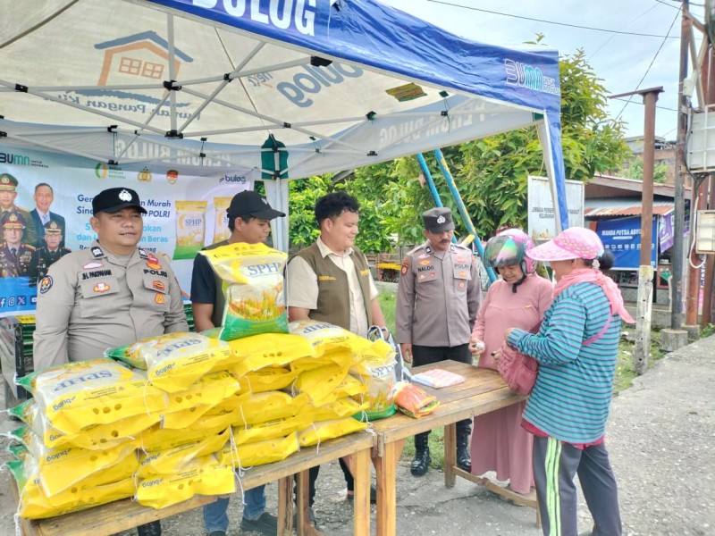Stabilkan Harga, Polsek Tualang dan Bulog Salurkan Pangan Murah