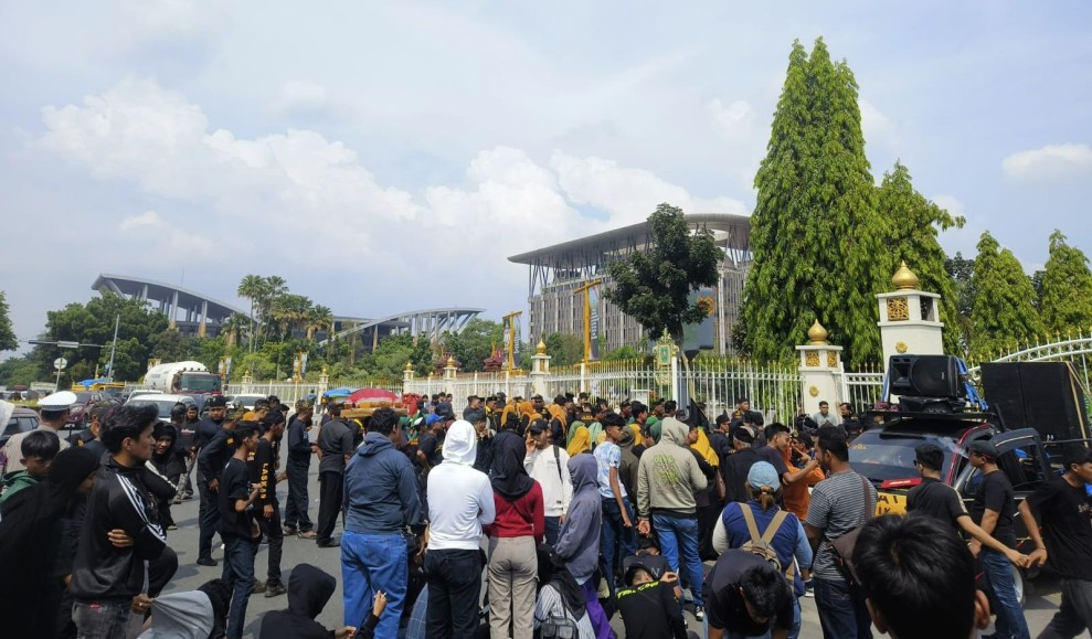 Dukung Satgas PKH Relokasi TNTN, LMB dan Mahasiswa Unjuk Rasa di Kantor Gubri