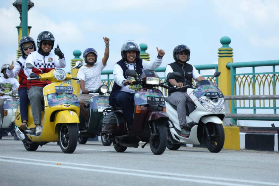 Bupati Siak Berkumpul dengan Ribuan Pecinta Vespa Tua di Buper Tengku Buwang Asmara