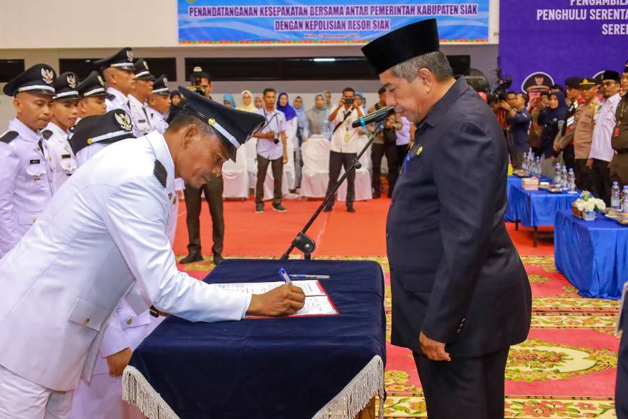 Bupati Siak Alfedri Lantik 32 Penghulu, Ini Pesannya