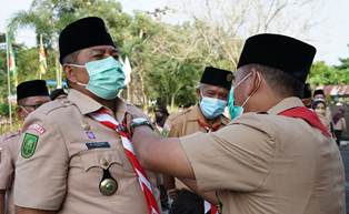 Bupati Alfedri Diganjar Penghargaan Lencana Pancawarsa IV Pada HUT Pramuka ke 60