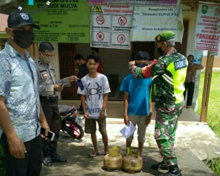 Cegah Wabah Virus Corona Babinsa Koramil 03/Siak Bagikan Masker Gratis Kepada Masyarakat