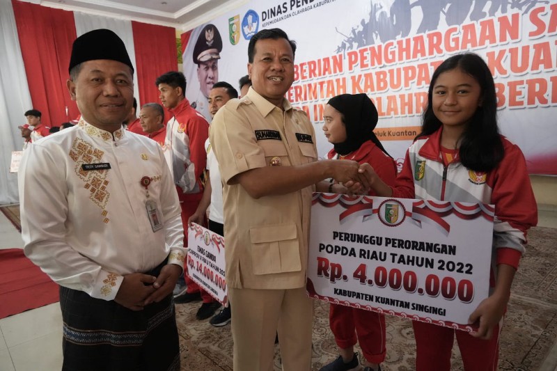 Penuhi Janji, Bupati Suhardiman Serahkan Bonus Atlet