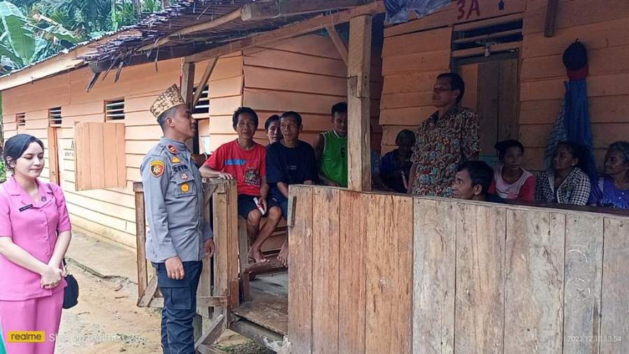 Polsek Batang Gansal Polres Inhu Kunjungi Suku Talang Mamak, Serukan Pemilu Damai dan Salurkan Bansos