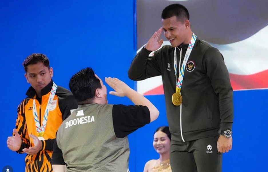 Atlet Angkat Besi Rizki Juniansyah Cetak Rekor Dunia saat Raih Emas SEA Games 2025