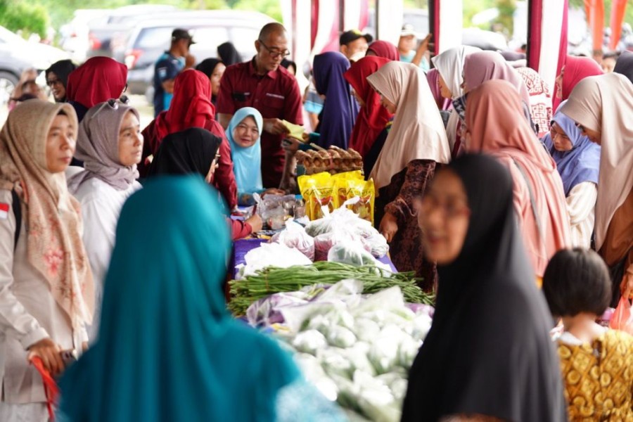 Bupati Bengkalis Kasmarni Apresiasi Gubri Abdul Wahid Lakukan Operasi Pasar Murah di Kecamatan Bantan