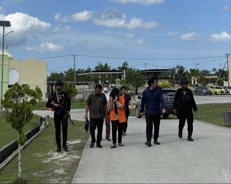 Dikawal Ketat, Perempuan Kasus PETI Jalani Pemeriksaan Usai Jadi Tersangka