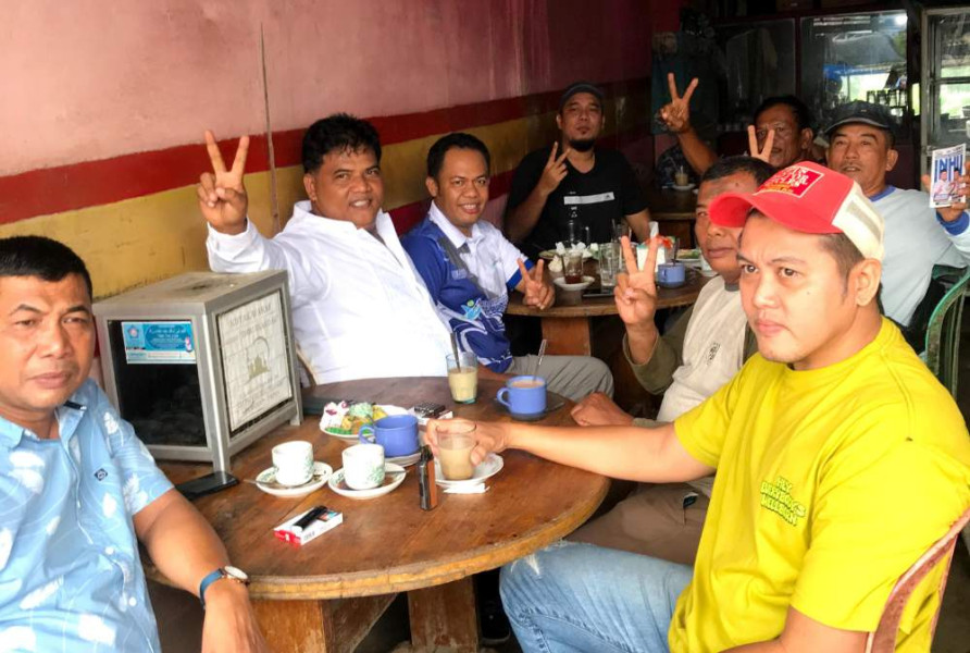 Lagi Nyantai Nyeruput Kopi, Ade Agus Hartanto Didatangi Tokoh Masyarakat Peranap