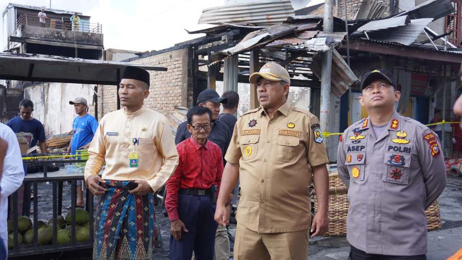 Bupati Alfedri Berikan Bantuan Korban Kebakaran di Sei Apit